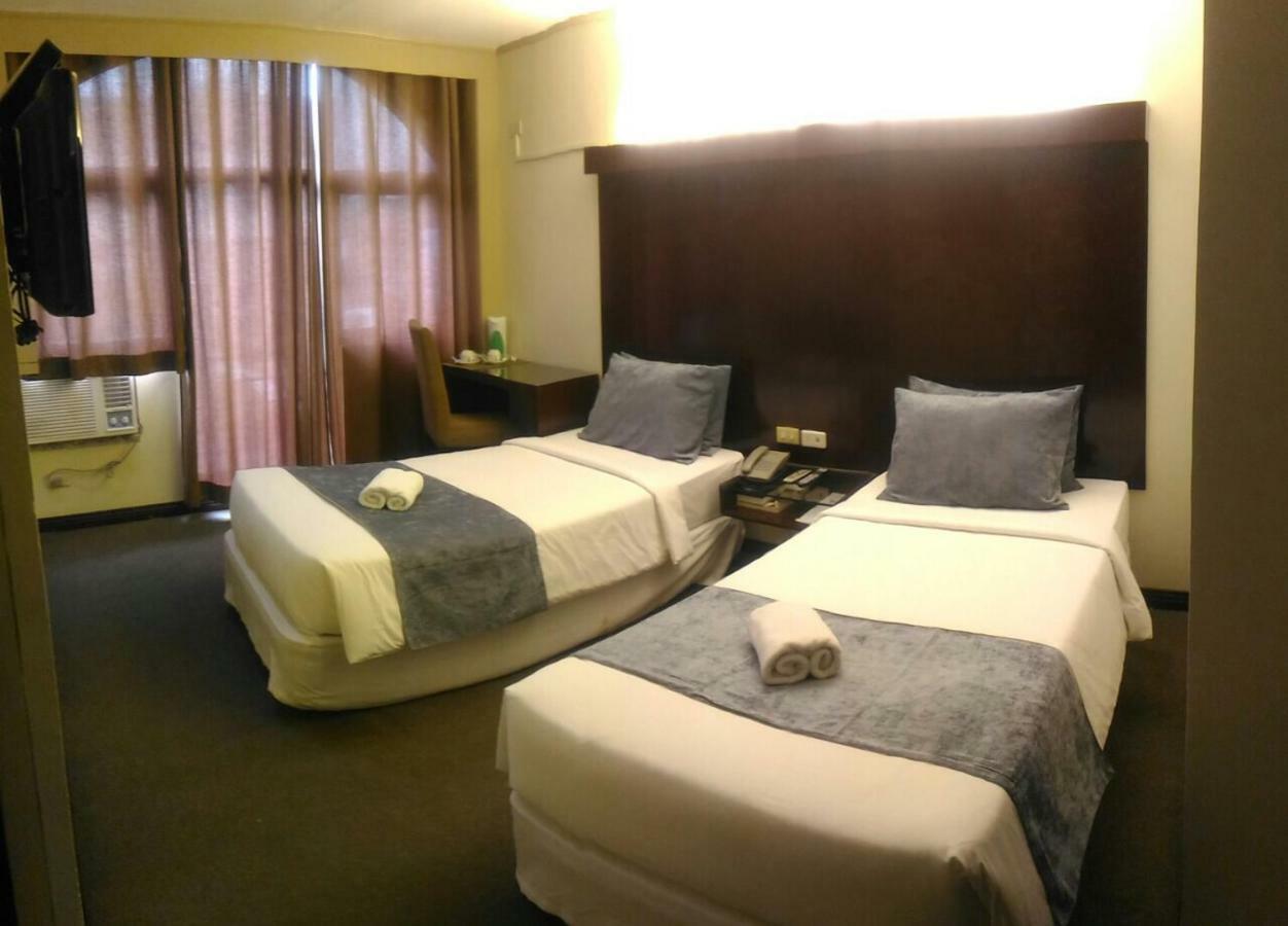 White Knight Hotel Cebu Buitenkant foto