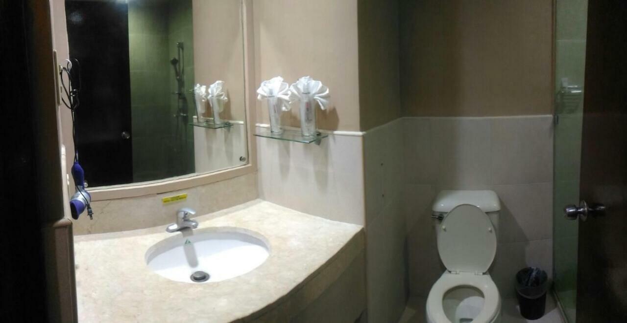 White Knight Hotel Cebu Buitenkant foto