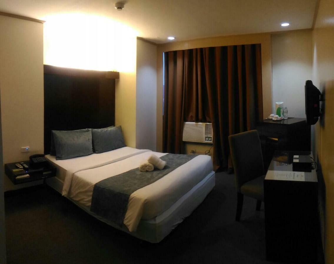 White Knight Hotel Cebu Buitenkant foto